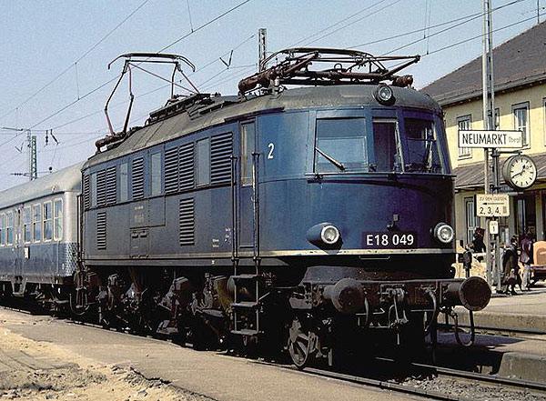 Electric locomotive E 18<br /><a href='images/pictures/Roco/62630.jpg' target='_blank'>Full size image</a>